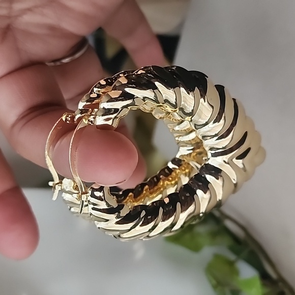 Large Statement Gold Scalloped V Shape Hoop Earrings - Picture 5 of 8